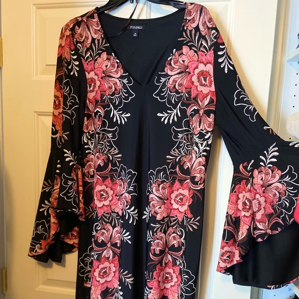 Roz & Ali black floral bell sleeve dress size 16